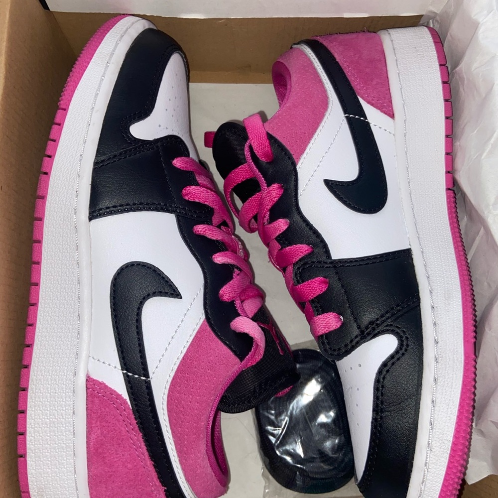 Nike Air Jordan 1 Low SE Fuchsia Pink Black Athletic Sneakers Women's 6.5 (5Y)